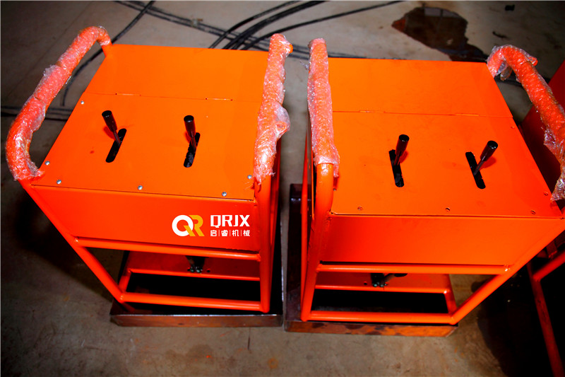 启睿探水钻机操作台实拍图